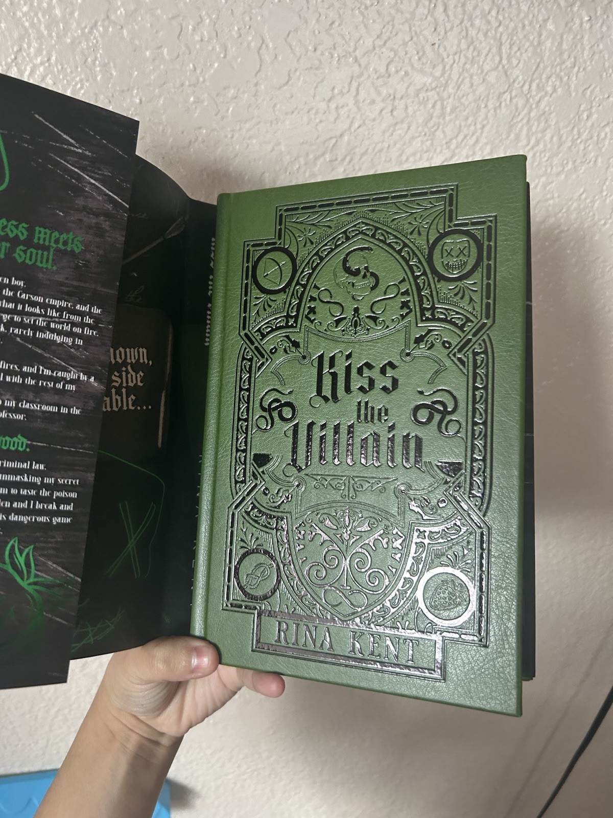 Kiss The Villain by Rina Kent (Digitally Signed) BADDIES BOX